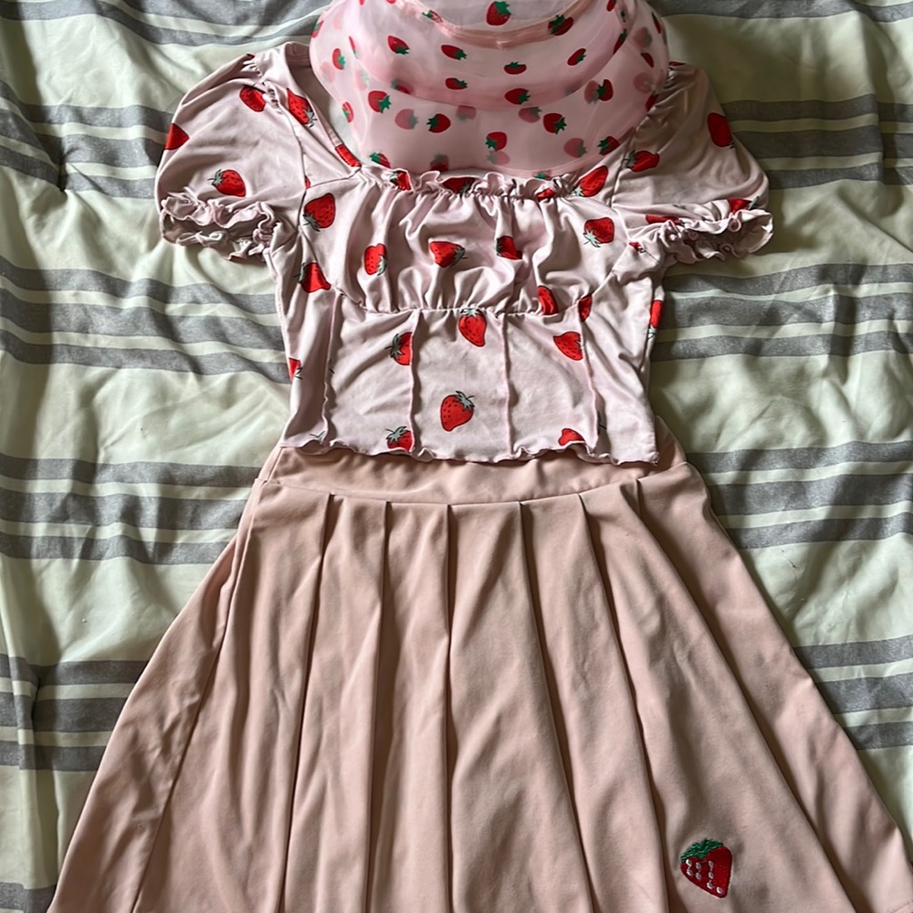 Small shirt XS skirt And a Bucket hat